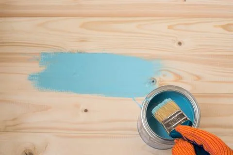 Worker paints board Foto stock