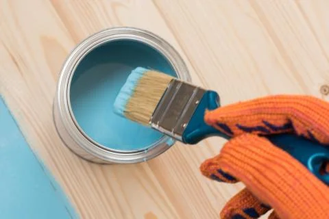 Worker paints board Foto stock