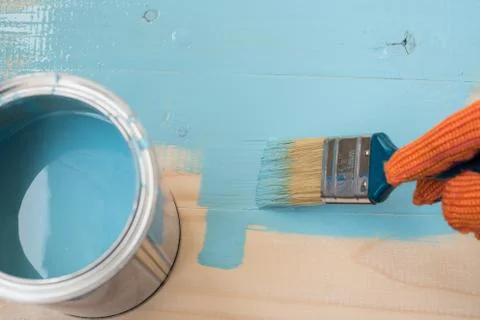 Worker paints board Foto stock