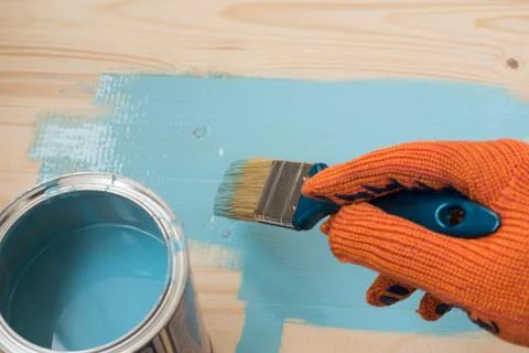 Worker paints board Foto stock