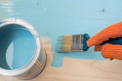 Worker paints board Foto stock
