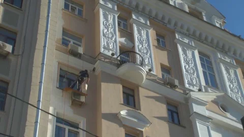  Worker paints the building    Video stock 78736894