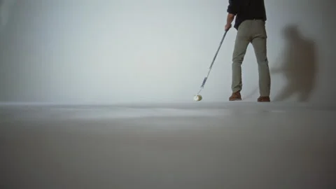 A worker paints a cyclorama in a photo studio with white paint Stock-Footage 337118423
