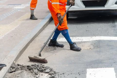 Worker performing urban maintenance Stock-Fotos