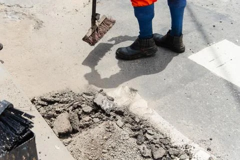 Worker performing urban maintenance Stock-Fotos