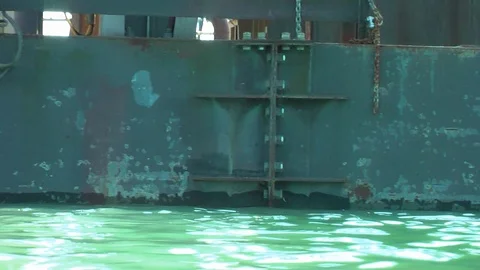 Worker on the pier. Vídeo Stock 95552867