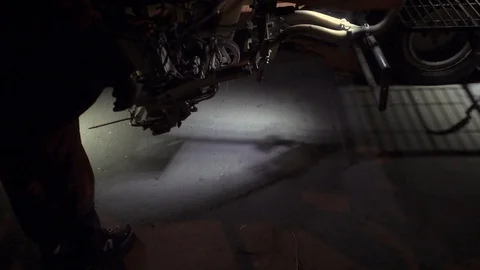 A worker places a limiter before applying hot plastic marking. Video stock 97524887