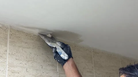 Worker plastering ceiling joint above tiled wall 스톡 동영상 341362847