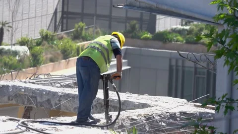 Worker with pneumatic hammer drill. Original sound. Vídeos de archivo 194743844