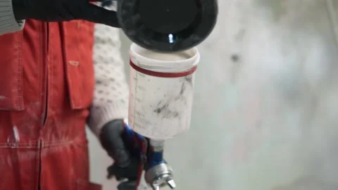 Worker pours black paint into spray gun Vídeo Stock 163423259