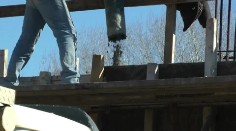 Worker pours concrete. Vídeos de archivo 59873441