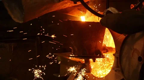 Worker pours molten metal into a container at the metallurgical plant Stock Footage 59125164