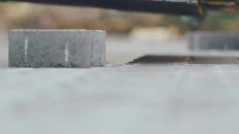 The worker prepares the concrete pavement 库存影片 195694079