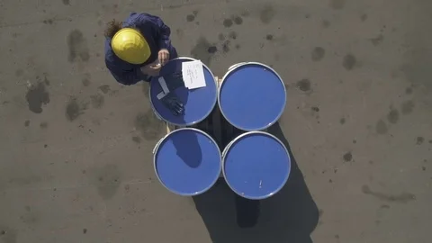 Worker prepares a pallet of barrels Video stock 79162539