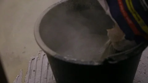 Worker preparing floor mortar 库存影片 128410072