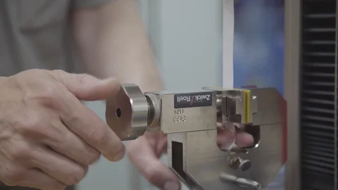 Worker preparing measurement Vídeos de archivo 85809314