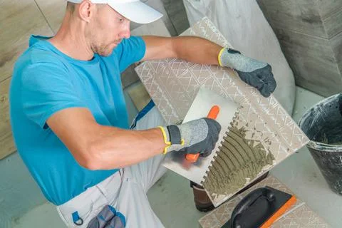 Worker Preparing the Tile for Installation Foto stock