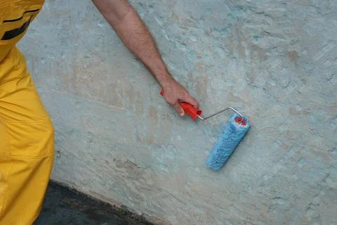 Worker preparing wall for tile gluing Foto stock