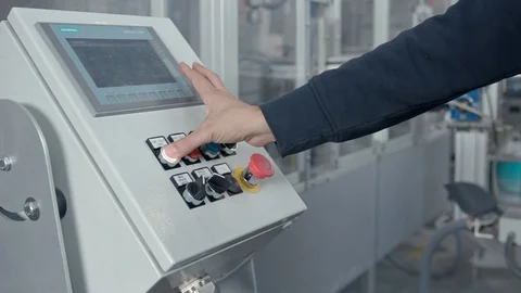 Worker presses button on control panel Vídeo Stock 117128041