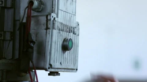 Worker pressing a button of a lifting platform in a garage Vidéo 60602330