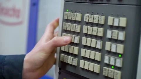 Worker Is Programming A Cnc Machine 库存影片 166270978