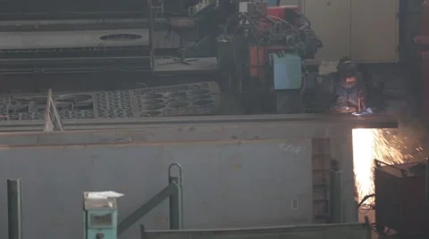 Worker with protective mask welding metal Vídeo Stock 55547465
