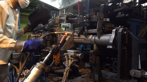 Worker with protective mask welding metal at the factory Video stock 110289209