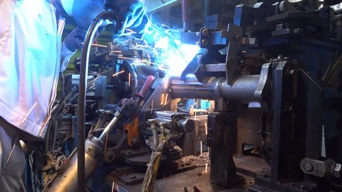 Worker with protective mask welding metal at the factory Video stock 110289662