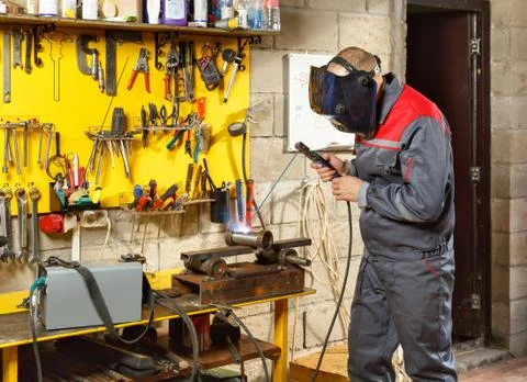 Worker with protective mask welding Foto stock