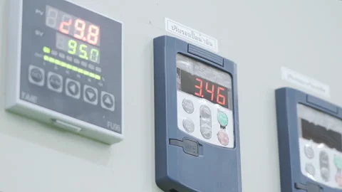 Worker push switch count up 0 to 25 Industrial Switchboard Close up 50fps Vídeos de archivo 247562653