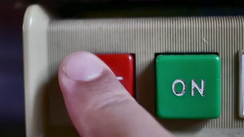 Worker pushing button to start automatic machine. Video stock 155024230