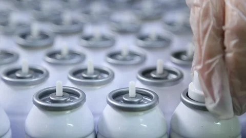 Worker puts the caps on aerosol cans Video stock 104492295