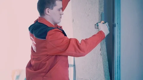 Worker puts a insulator in the wall Video stock 77351177