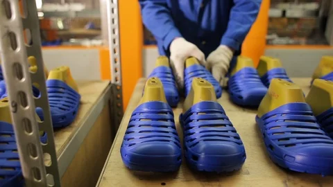 Worker puts on just made rubber slippers on the pads. Vidéo 106858981