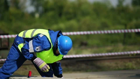 Worker puts the planks under the beam 스톡 동영상 93293713