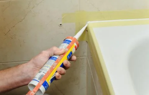 Worker puts silicone sealant. Foto stock