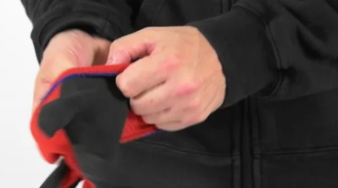 Worker putting on gloves Vídeos de archivo 60419102