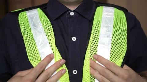 Worker Putting on a Reflective Safety Vest at Work Vídeo Stock 162332944
