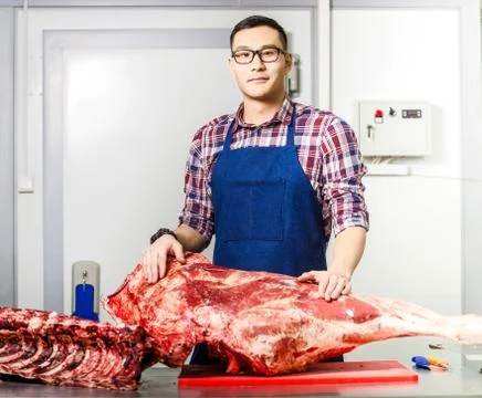 Worker with raw meat Foto stock