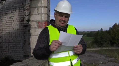Worker reading, tear and throw documents Stock Footage