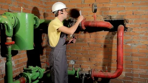 The worker records the readings of the manometer on the clipboard. The engineer 動画素材 76258417