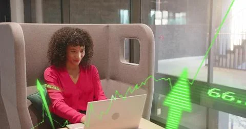 Worker in red blouse analyzing financial data on laptop in gray pod with graphs, Foto stock