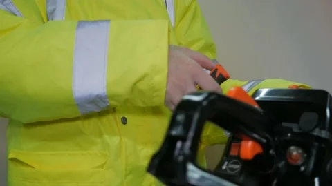 Worker In Reflective Uniform With Chainsaw 库存影片 220016749