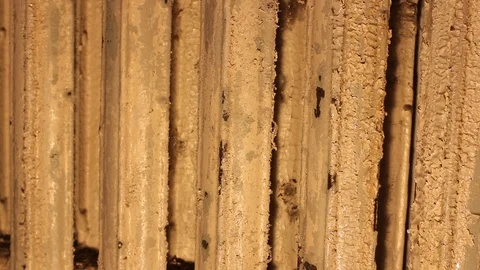 Worker remove old paint on metal water heating radiator. Vídeo Stock 93516159