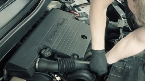 Worker removes air duct Vidéo 138632946