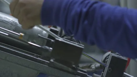 Worker removes insulation from wires with a machine Video stock 162362964