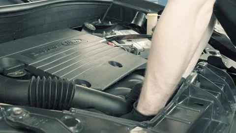 Worker removes the pipe Vidéo 138632947