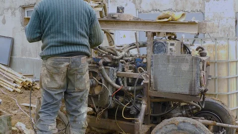 Worker repairing dirty drilling machine by welding 動画素材 105513508