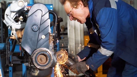 A worker repairs the engine of a broken car in the service center. 스톡 동영상 99210704