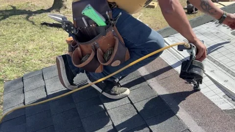 Worker on Roof Nailing Shingles Видео 304006180